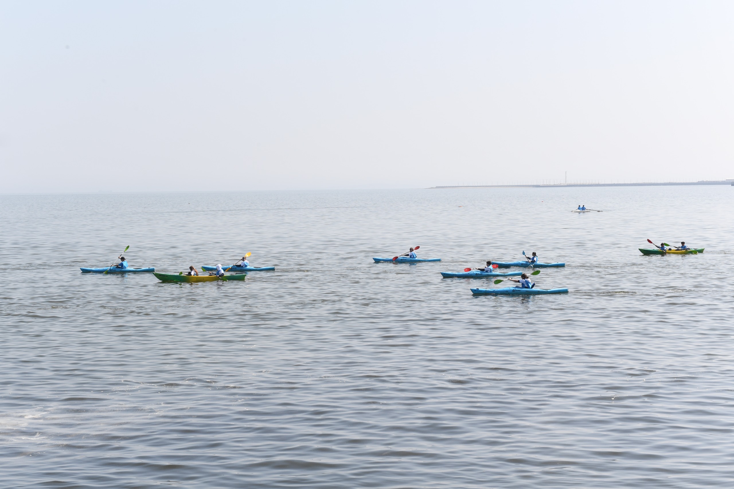 Bakıda Xəzərin suları avarçəkmə və yelkənli qayıqlarla bəzəndi (FOTO)